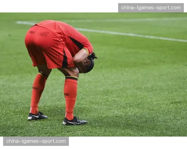 特写：终场哨响，确定降级的圣埃蒂安门将瘫坐草皮良久