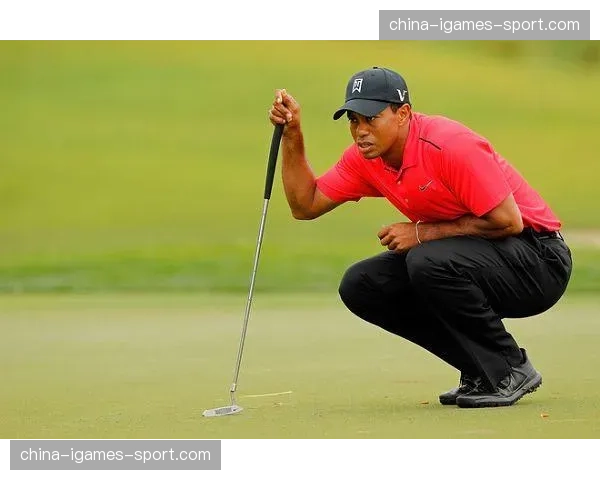 特写：伍兹在里维埃拉18号洞果岭告别，现场观众起立鼓掌致敬