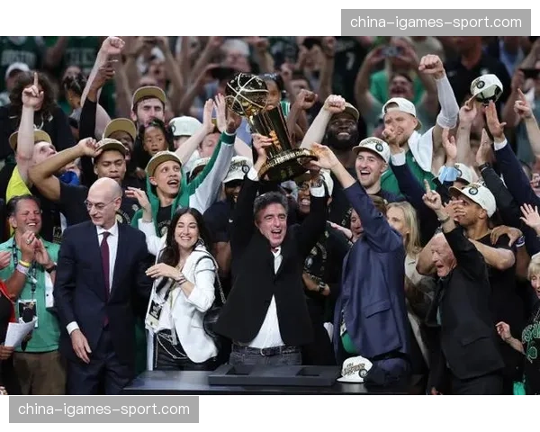 特写:一座冠军奖杯的巡展——凯尔特人2024年总冠军奖杯的社区之旅 特写:一座冠军奖杯的巡展——凯尔特人2024年总冠军奖杯的社区之旅