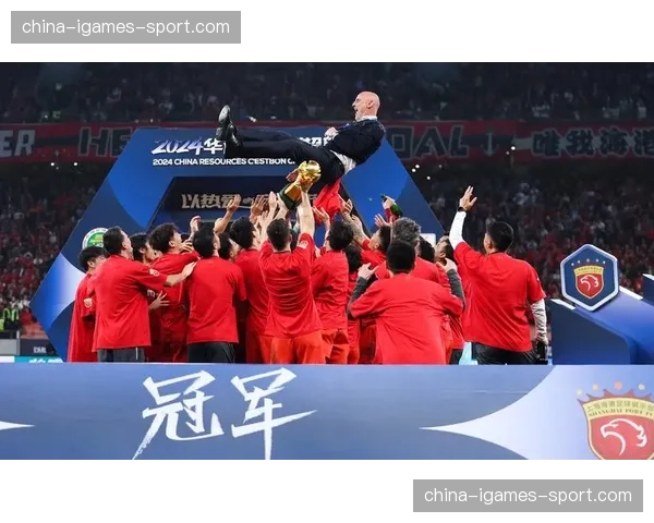 终场哨响，上海海港球员跪地掩面：卫冕冠军的赛季低谷时刻